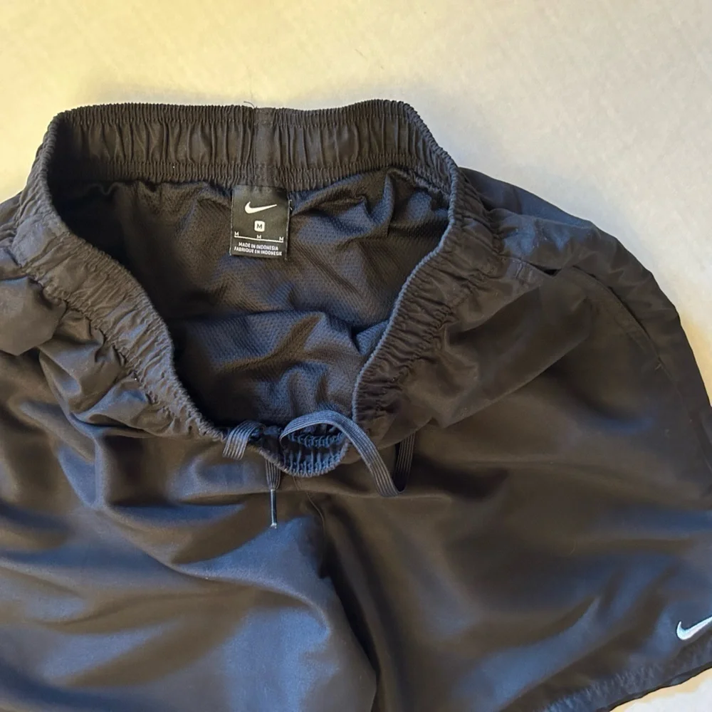 Nike‎ mesh inner lining classic swim black shorts w/hand pockets Sz-M. Z15